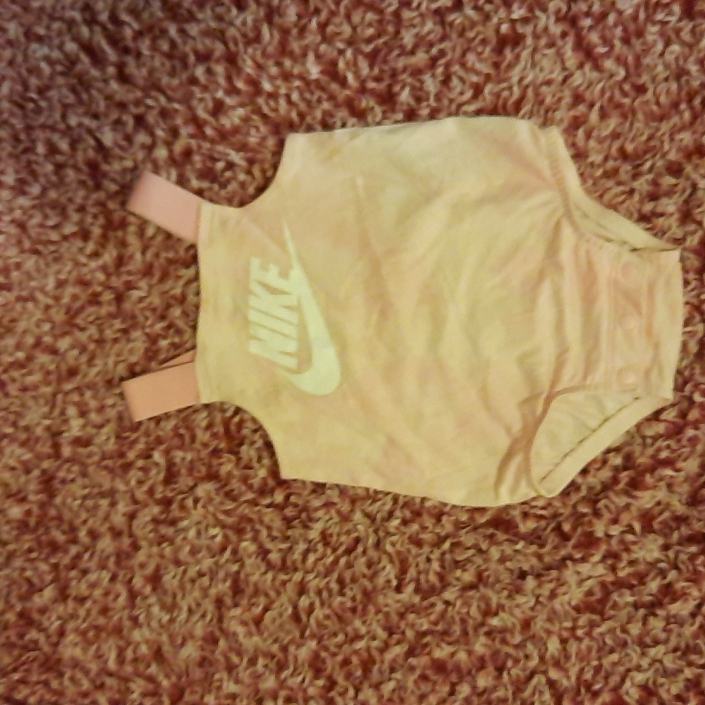 Nike baby girls outfit. Size 3 months. Pink n white. Stretchy  straps.